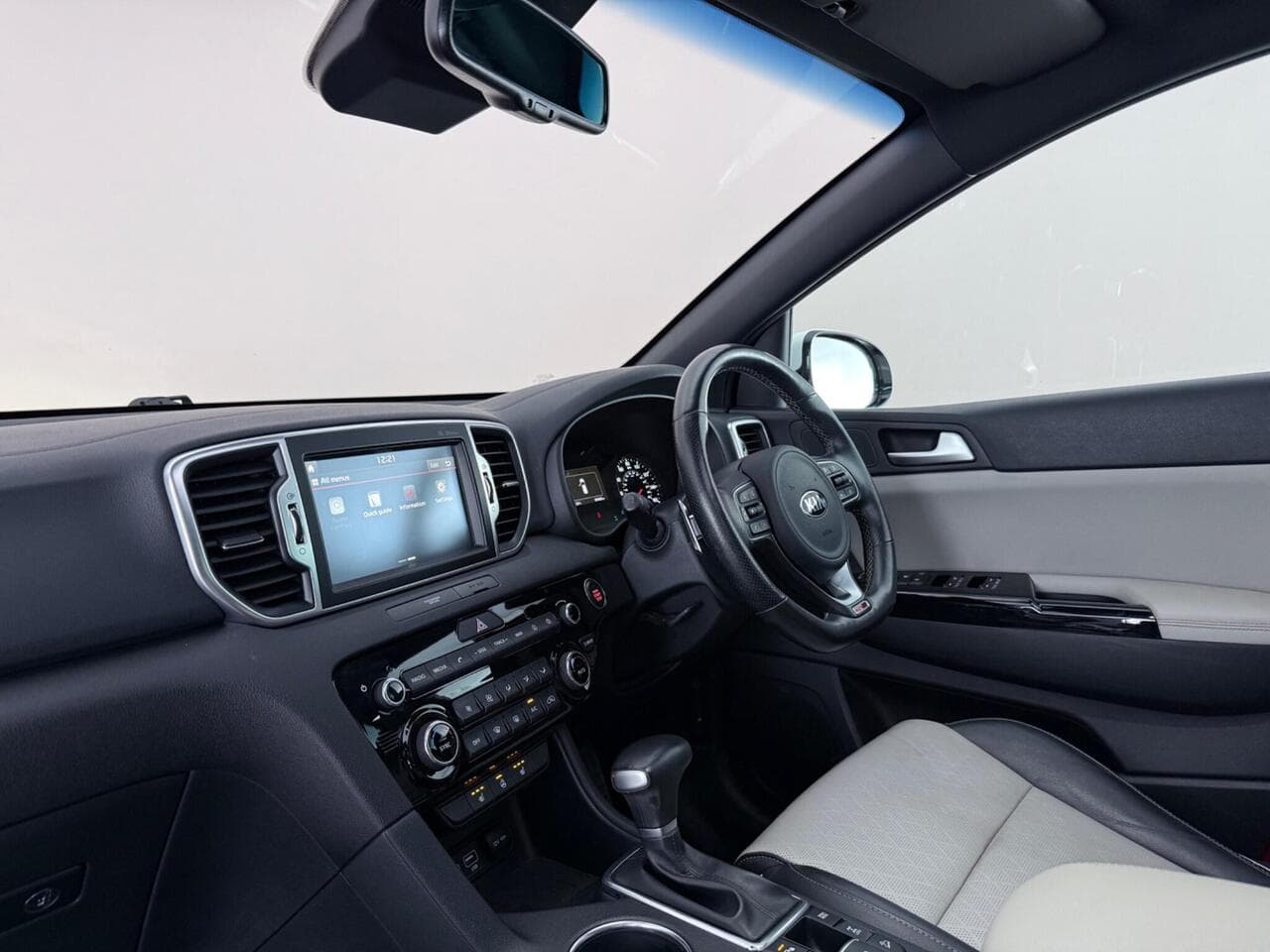Kia Sportage thumbnail Interior Front