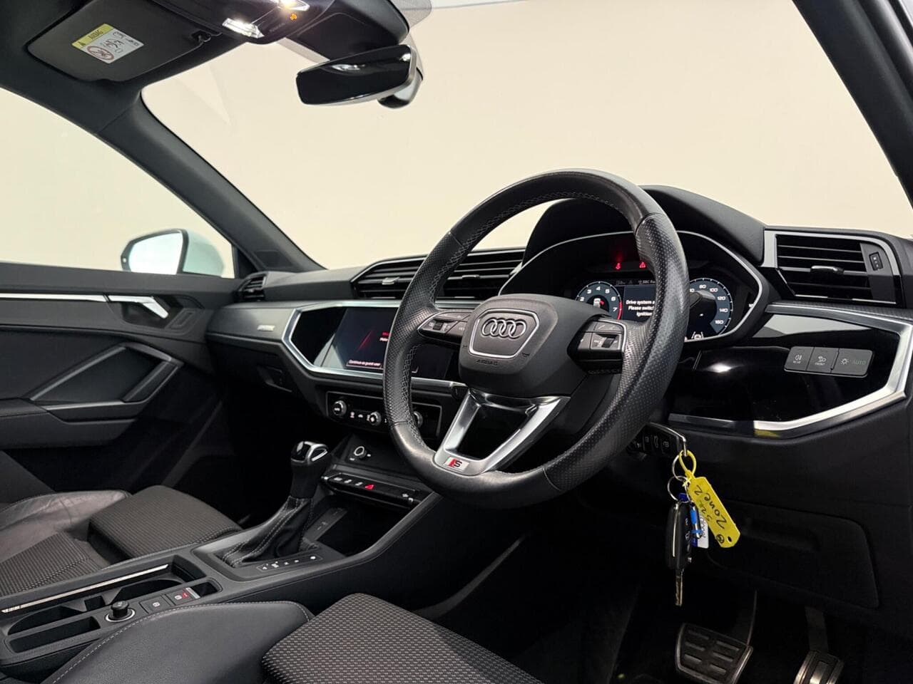 Audi Q3 thumbnail Interior Front