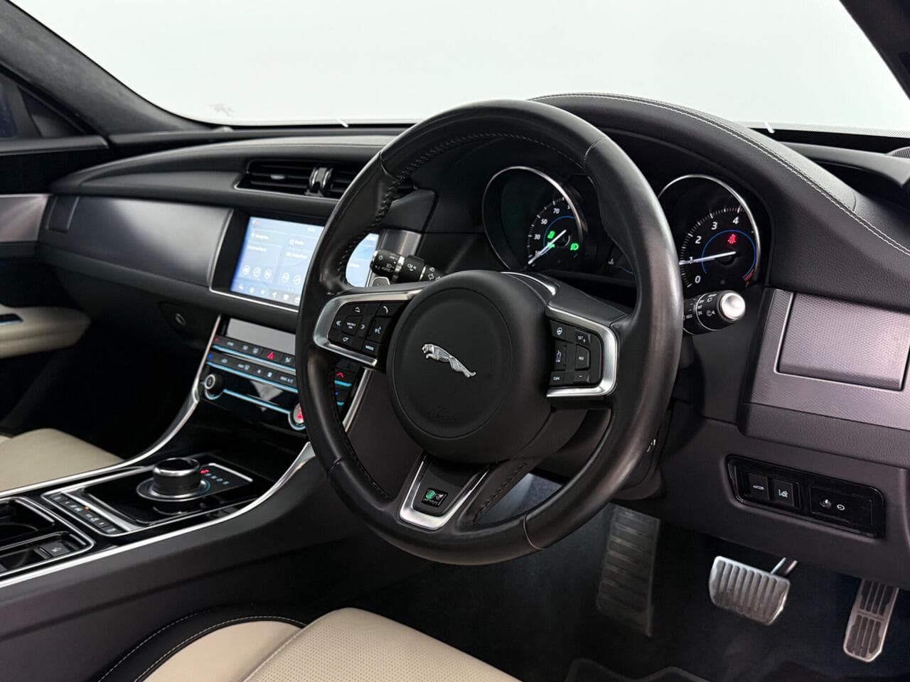 Jaguar XF thumbnail Steering Wheel