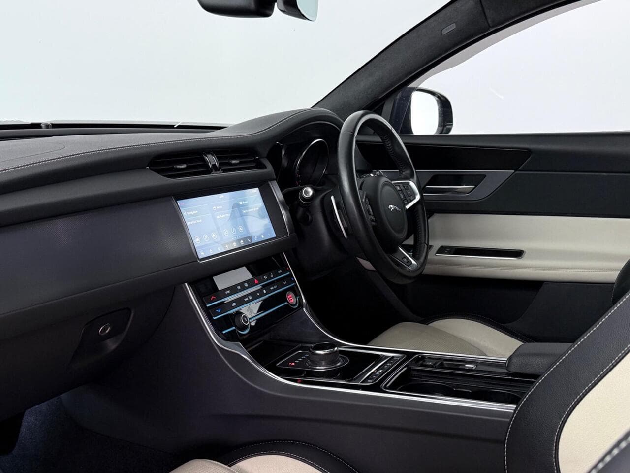Jaguar XF thumbnail Interior Front