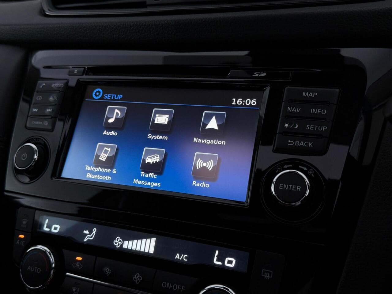 Nissan X-Trail thumbnail Infotainment System
