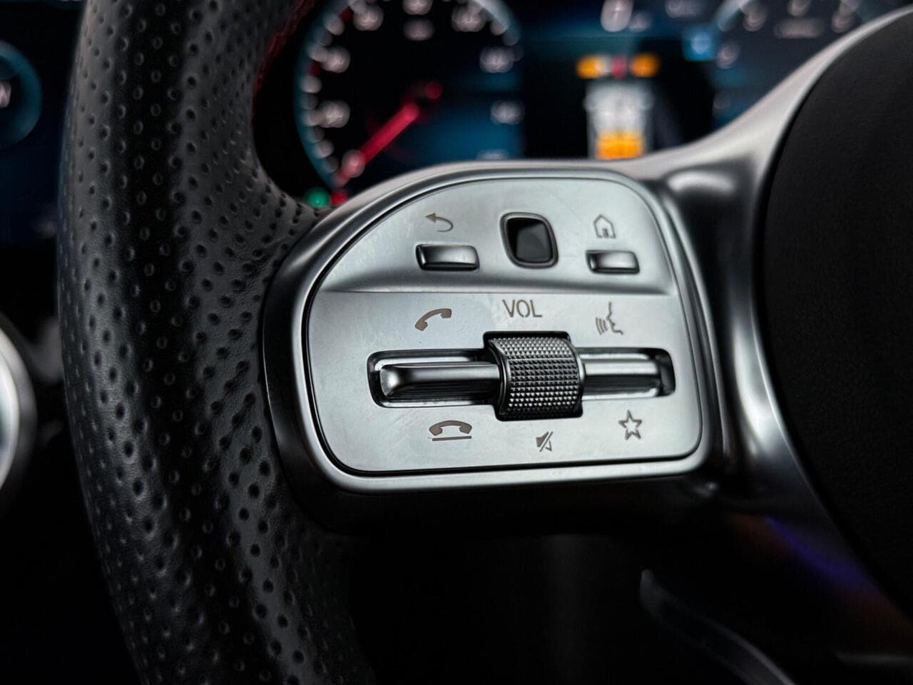 Mercedes-Benz GLA thumbnail Misc Controls