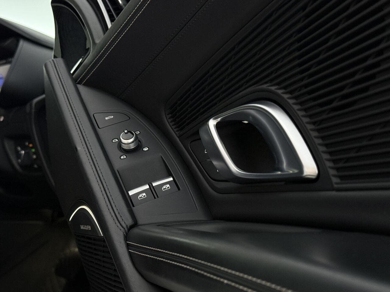 Audi R8 thumbnail Misc Controls