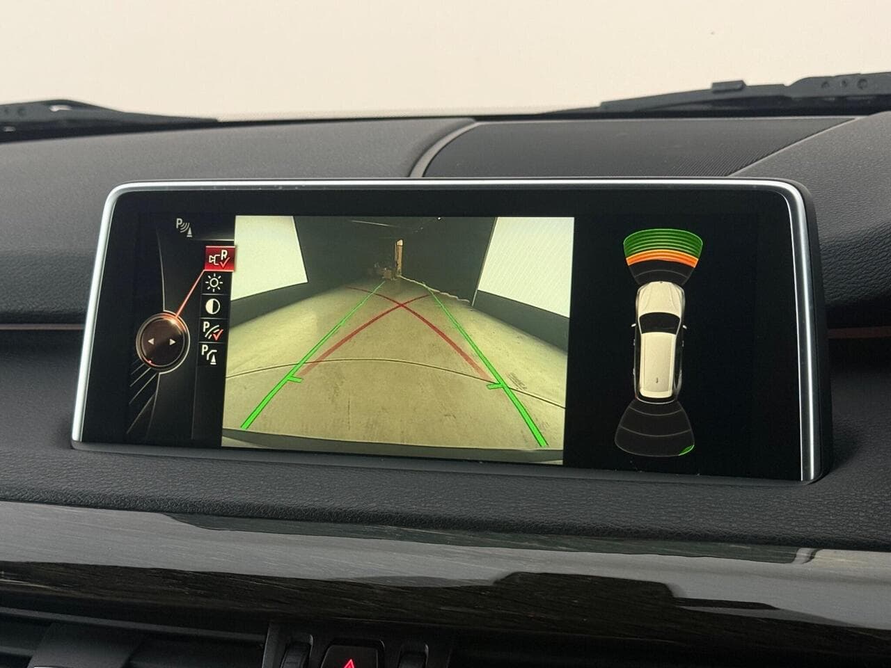 BMW X5 thumbnail Infotainment System