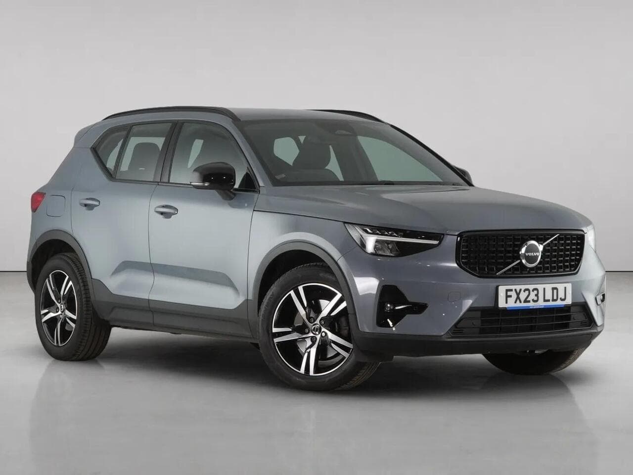 Volvo XC40 - Volvo XC40 2.0 B3 MHEV Plus Dark SUV 5dr Petrol Hybrid DCT Auto Euro 6 (s/s) (163 ps)