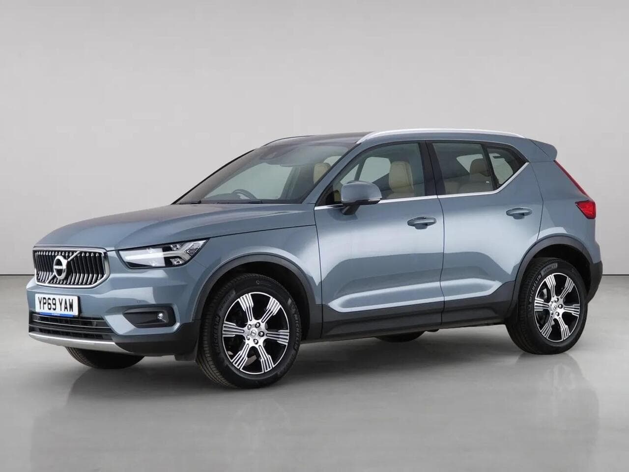 Volvo XC40 thumbnail Front Left