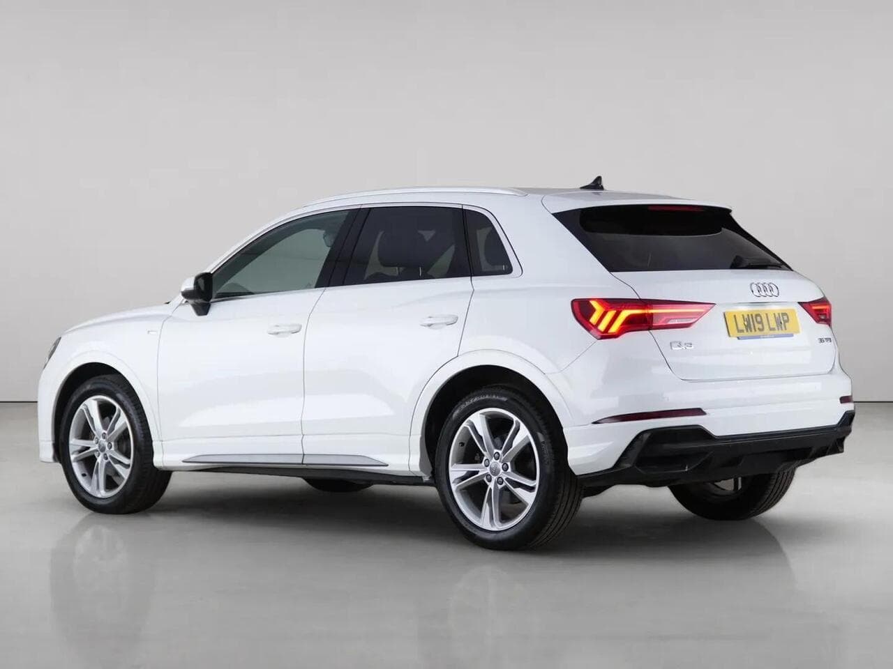 Audi Q3 thumbnail Rear Left