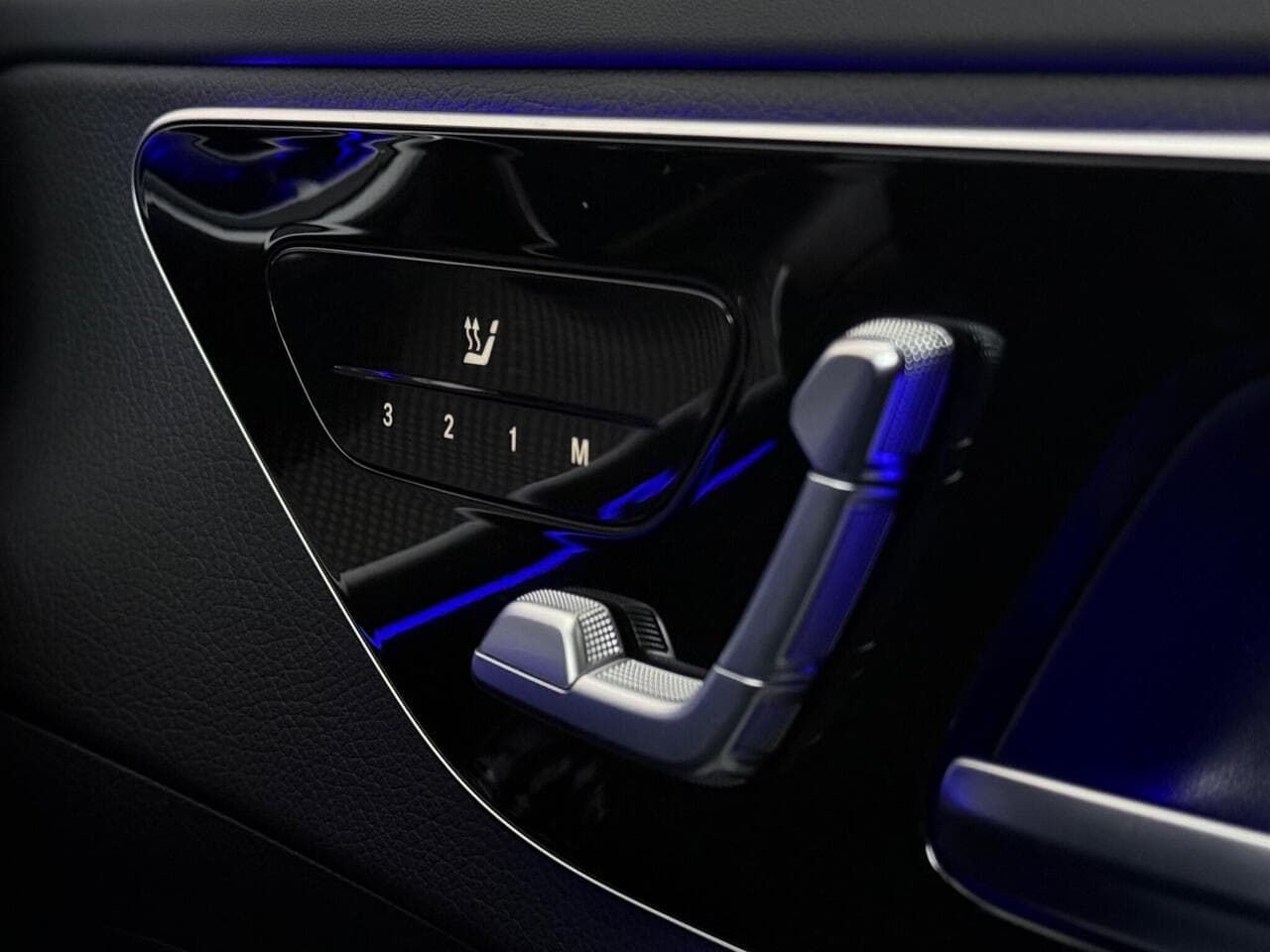 Mercedes-Benz C Class thumbnail Driver Instruments