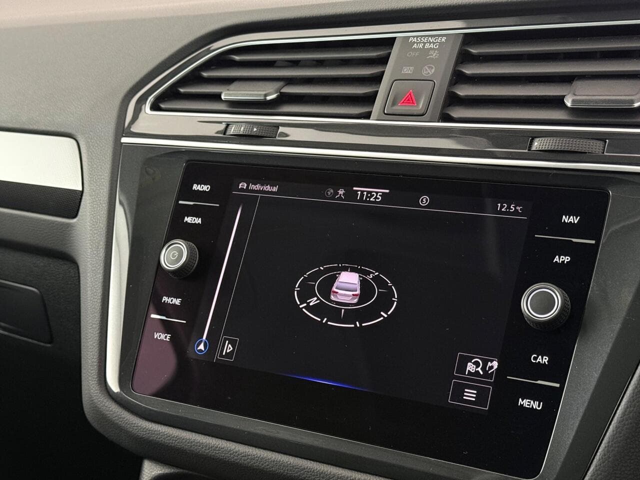 Volkswagen Tiguan thumbnail Infotainment System