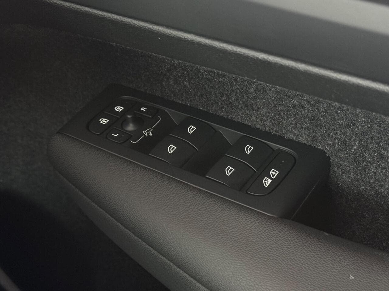 Volvo XC40 thumbnail Misc Controls
