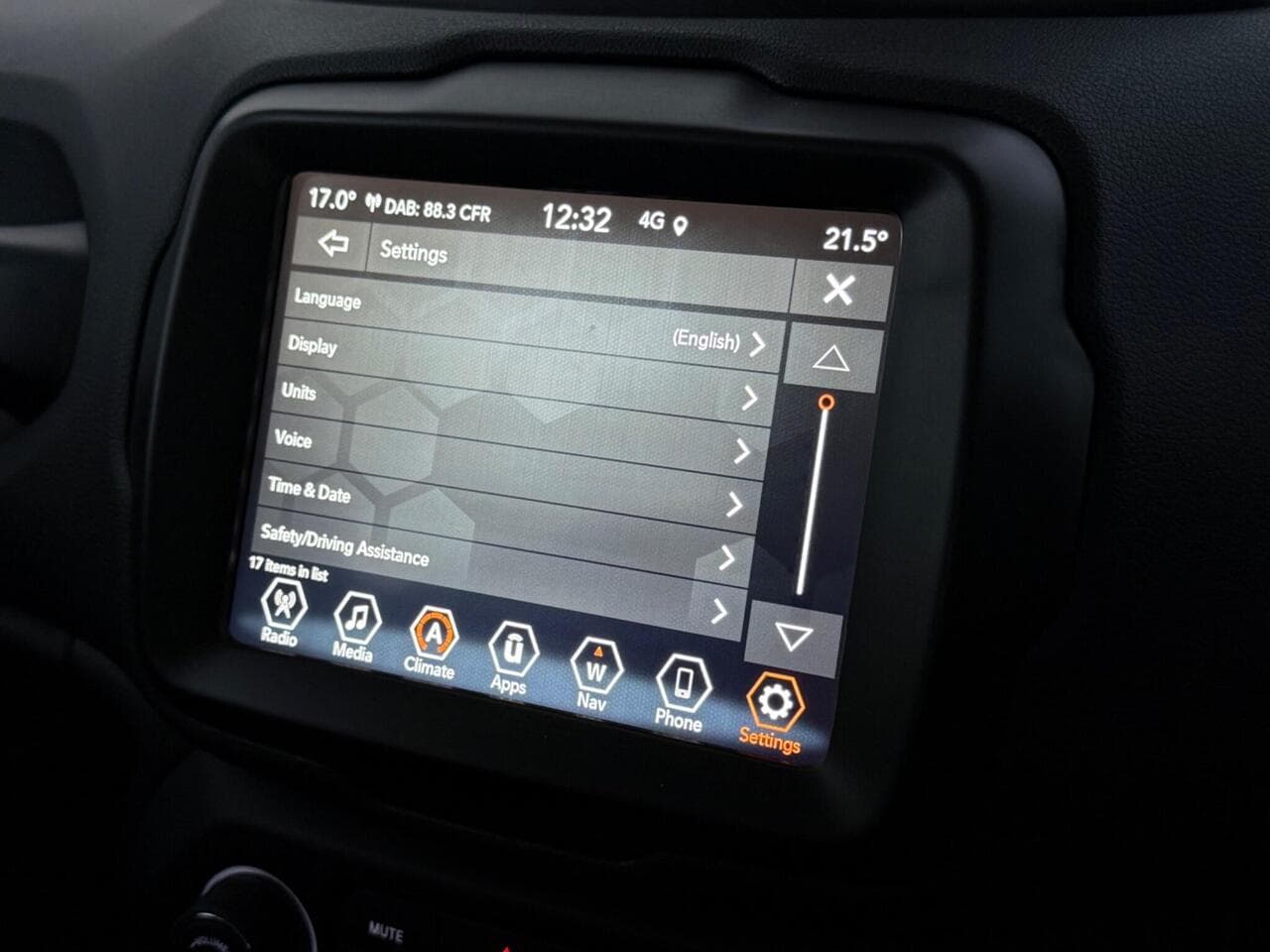 Jeep Renegade thumbnail Infotainment System
