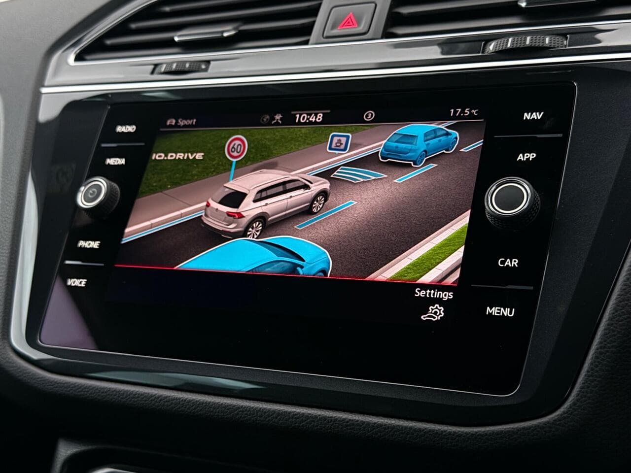 Volkswagen Tiguan thumbnail Infotainment System