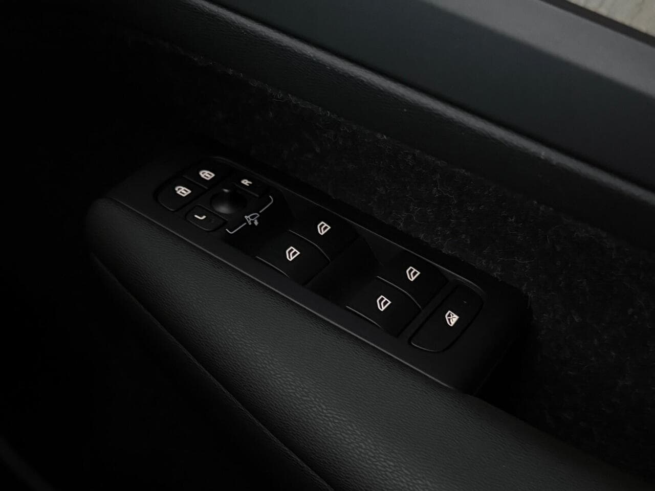 Volvo XC40 thumbnail Misc Controls