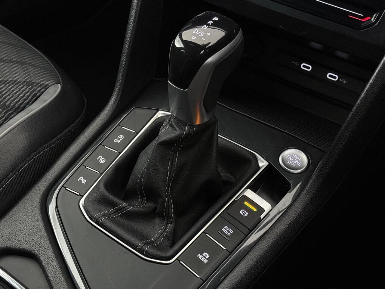 Volkswagen Tiguan thumbnail Interior Front
