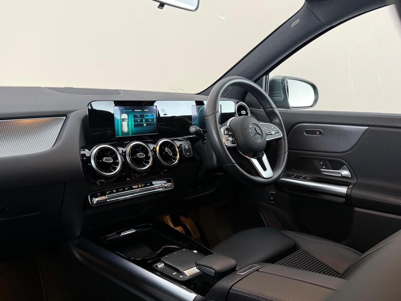 Mercedes-Benz GLA thumbnail Interior Front