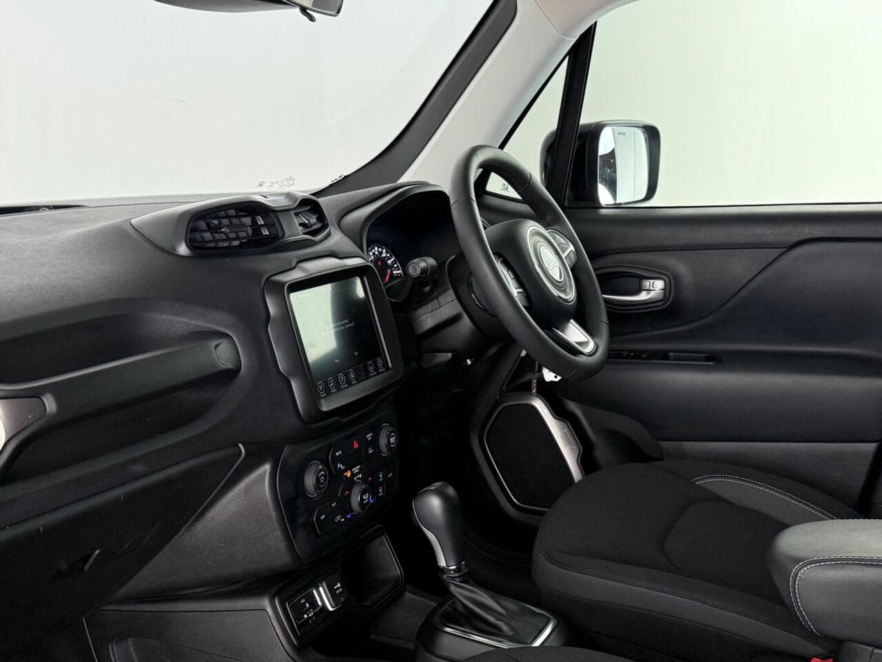 Jeep Renegade thumbnail Interior Front