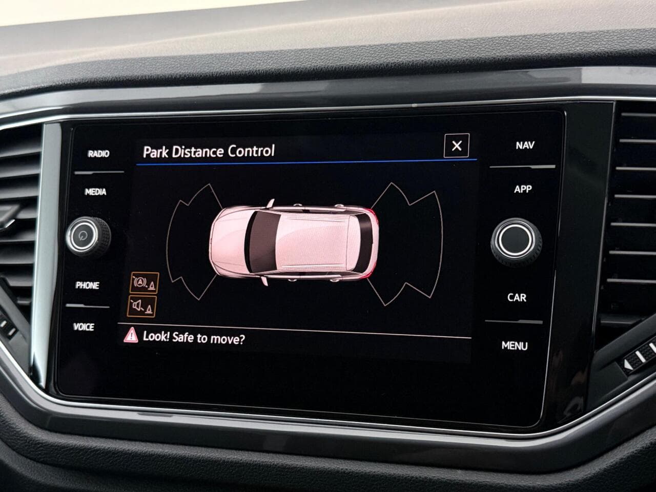 Volkswagen T-Roc thumbnail Infotainment System