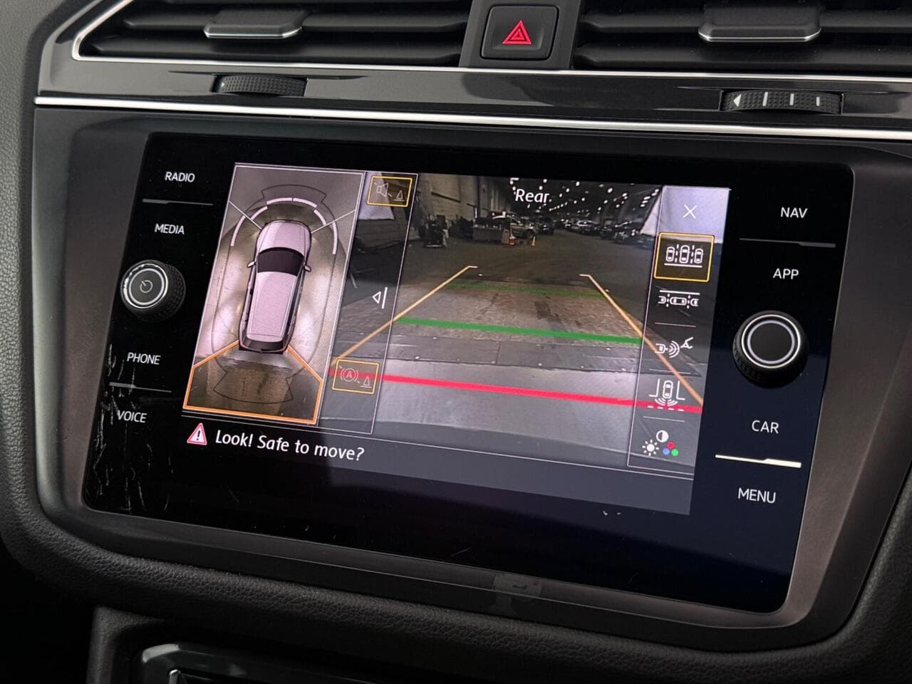 Volkswagen Tiguan thumbnail Infotainment System