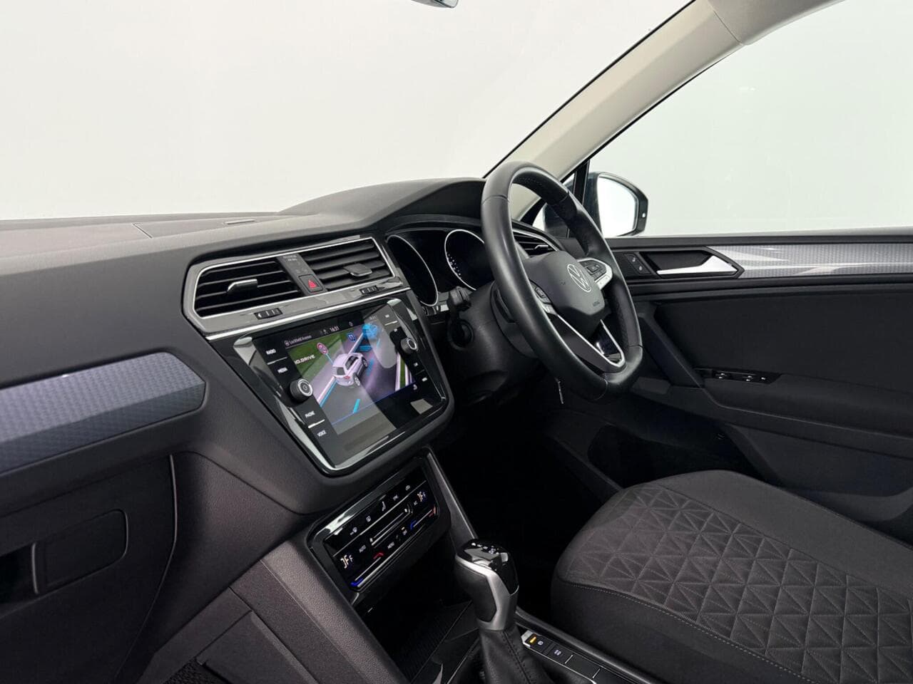 Volkswagen Tiguan thumbnail Interior Front