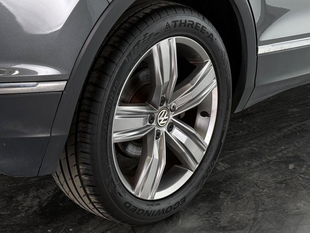 Volkswagen Tiguan thumbnail Wheel