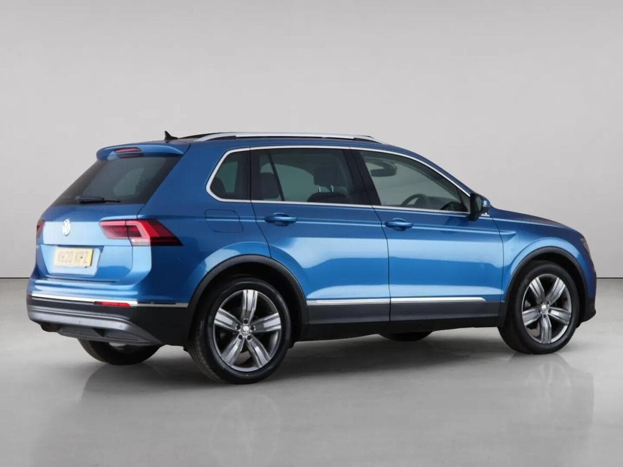 Volkswagen Tiguan thumbnail Side Right