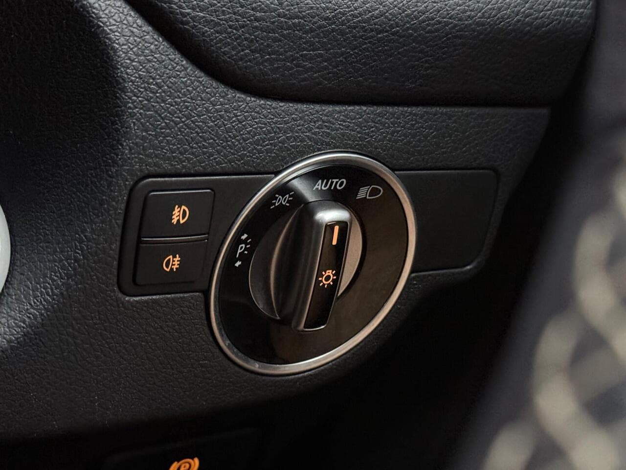 Mercedes-Benz GLA thumbnail Misc Controls