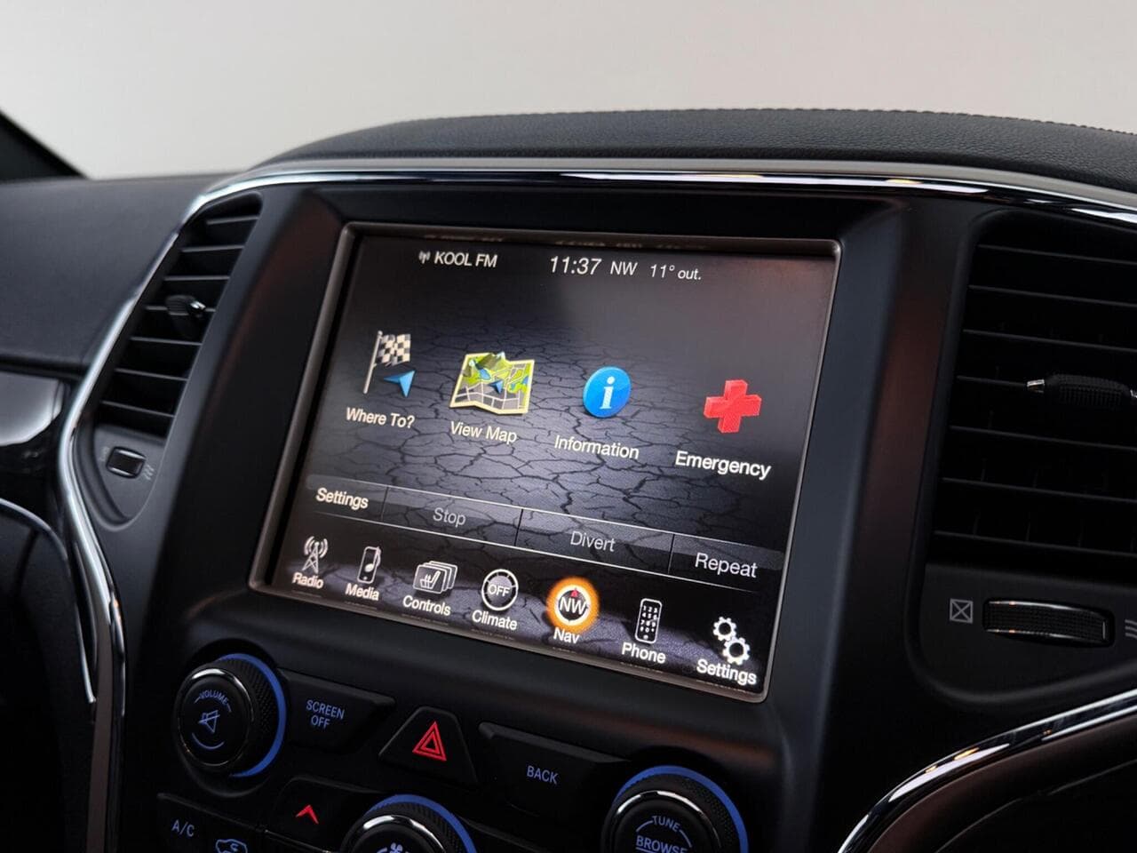Jeep Grand Cherokee thumbnail Infotainment System