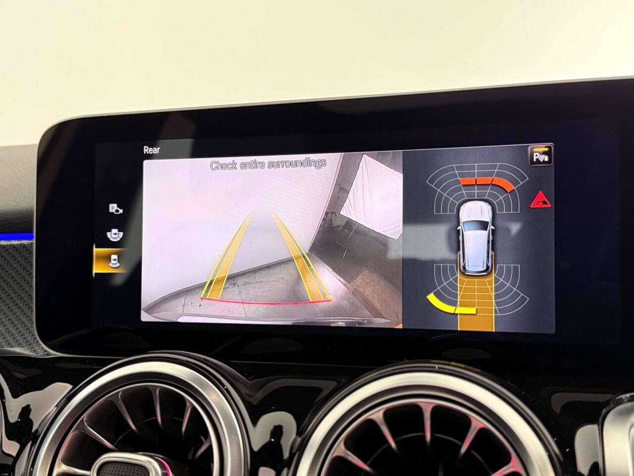 Mercedes-Benz GLB thumbnail Infotainment System