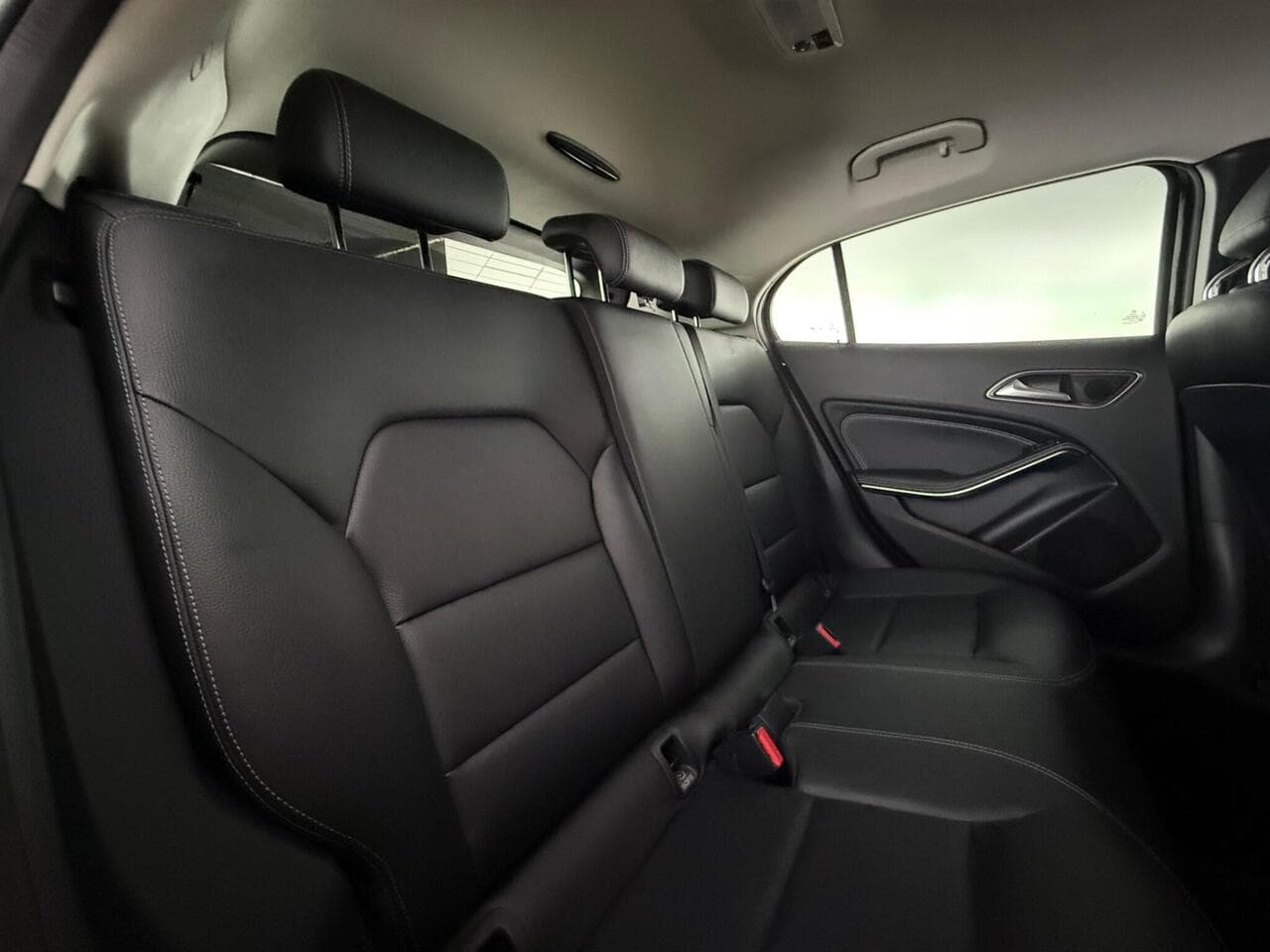 Mercedes-Benz GLA thumbnail Seats Rear