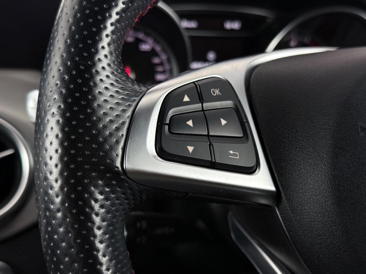 Mercedes-Benz GLA thumbnail Misc Controls