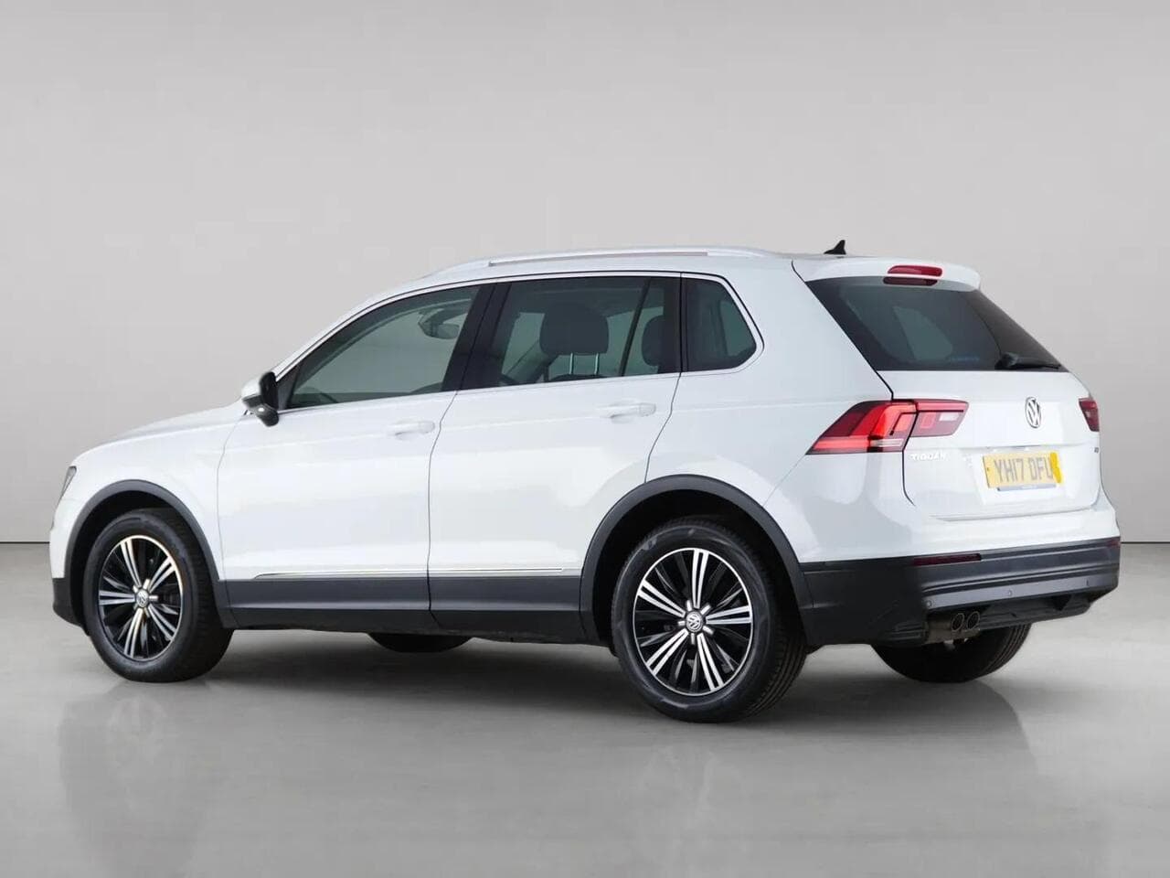 Volkswagen Tiguan thumbnail Side Left