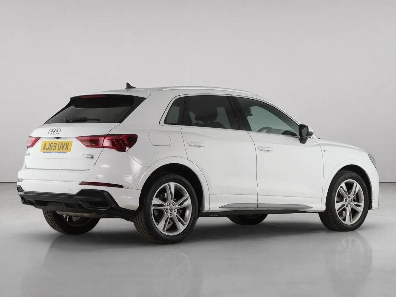 Audi Q3 thumbnail Rear Right