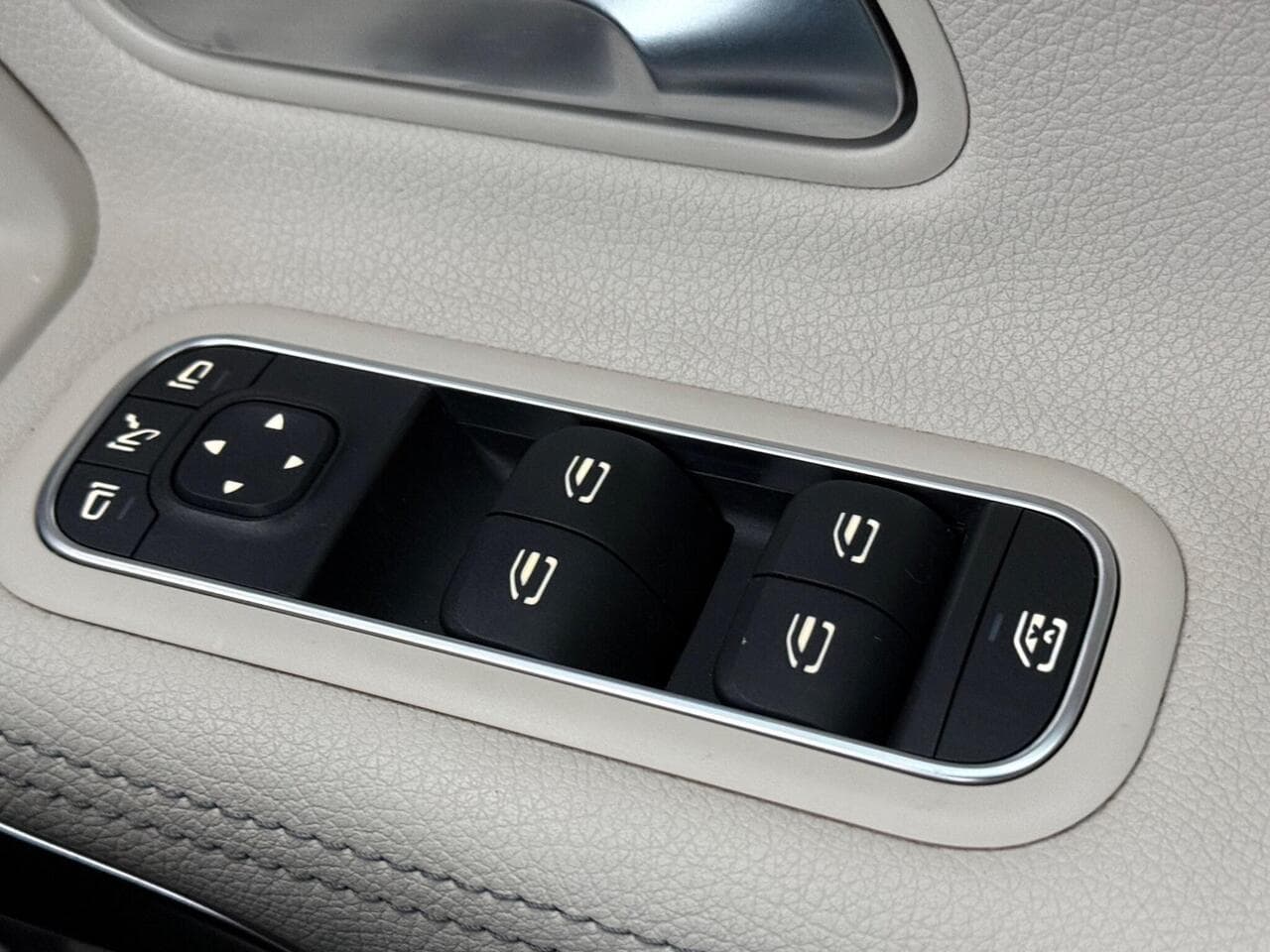 Mercedes-Benz CLA thumbnail Misc Controls