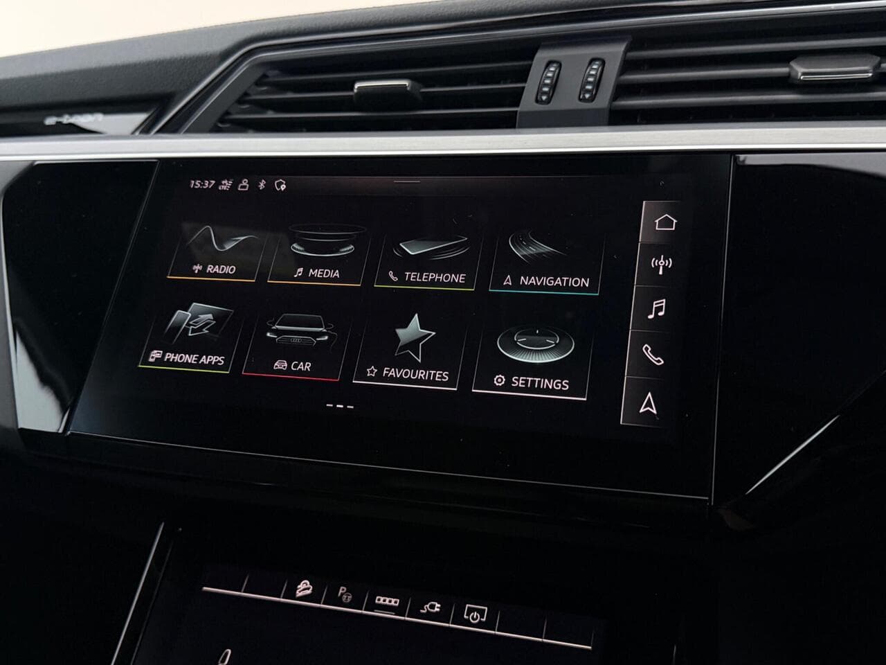 Audi e-tron thumbnail Infotainment System
