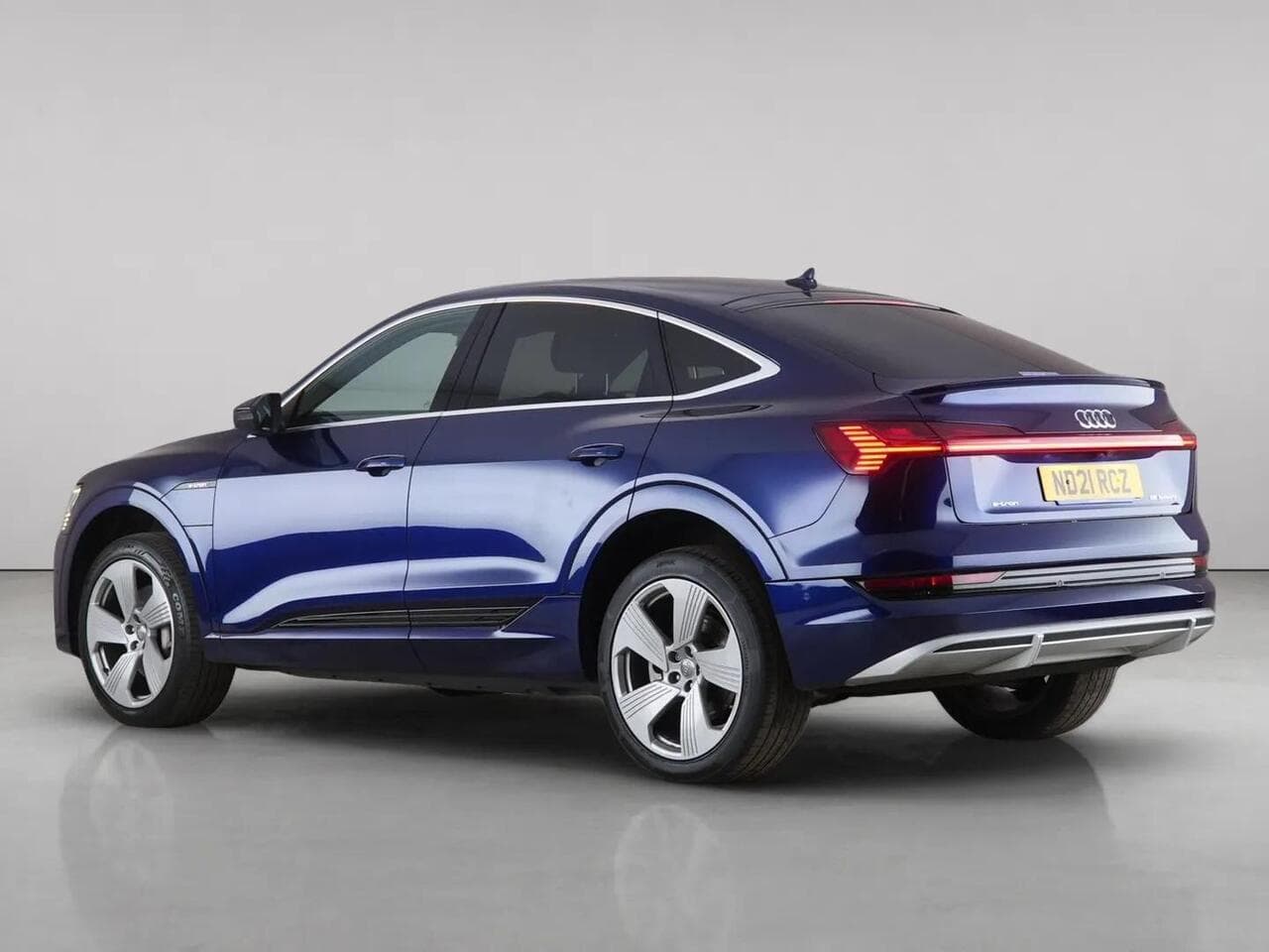 Audi e-tron thumbnail Rear Left