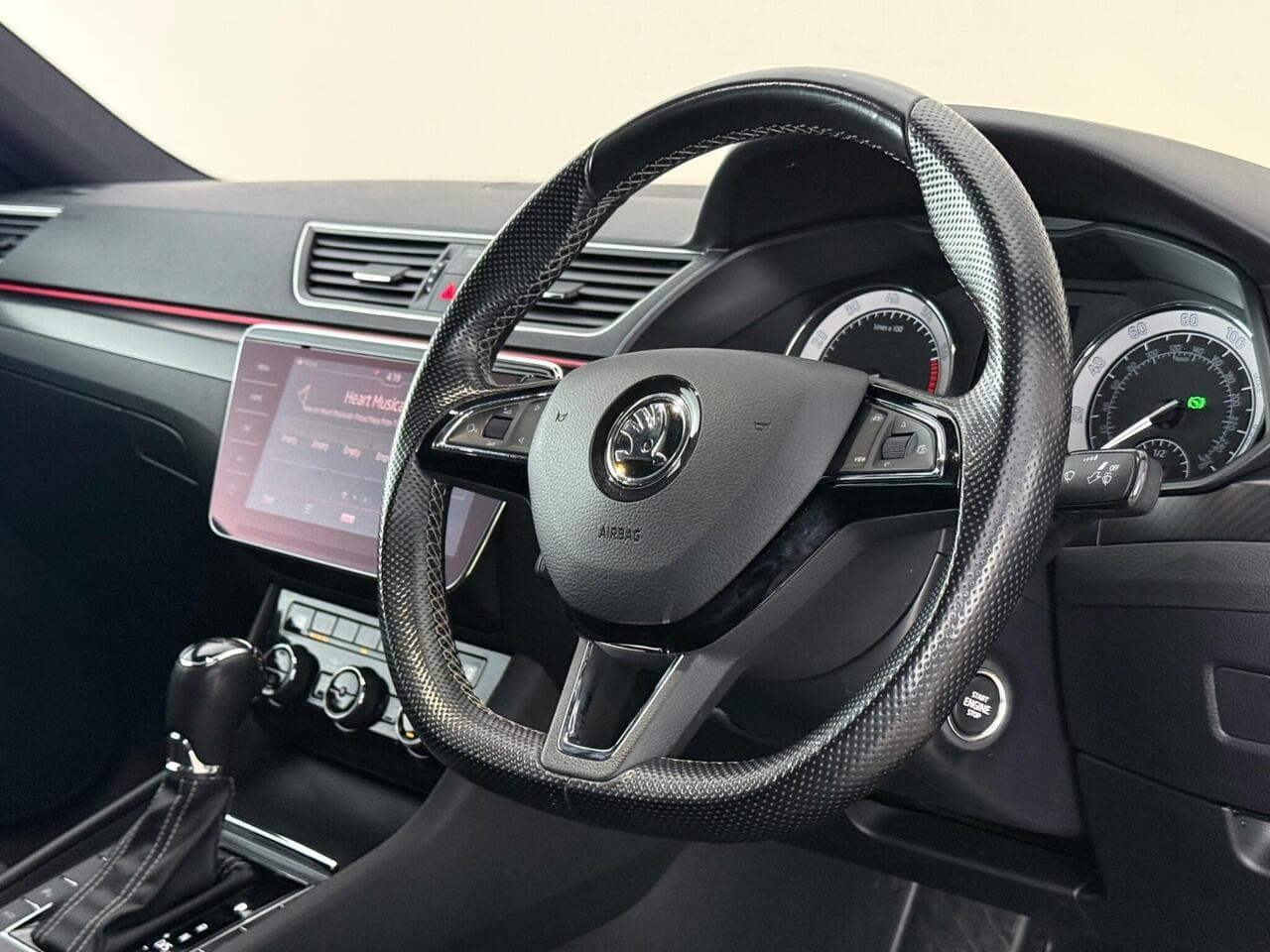 Skoda Superb thumbnail Steering Wheel