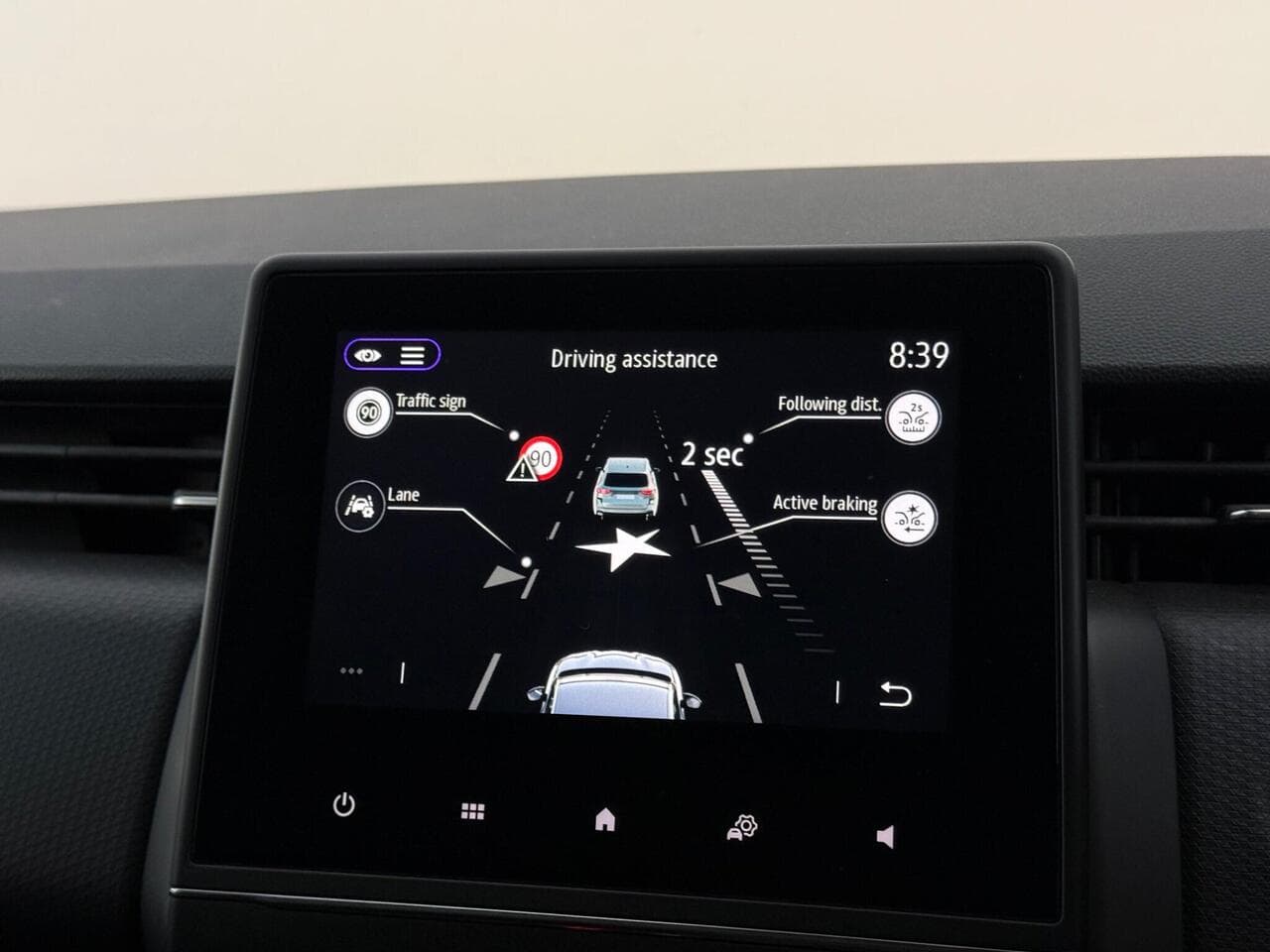 Renault Clio thumbnail Infotainment System