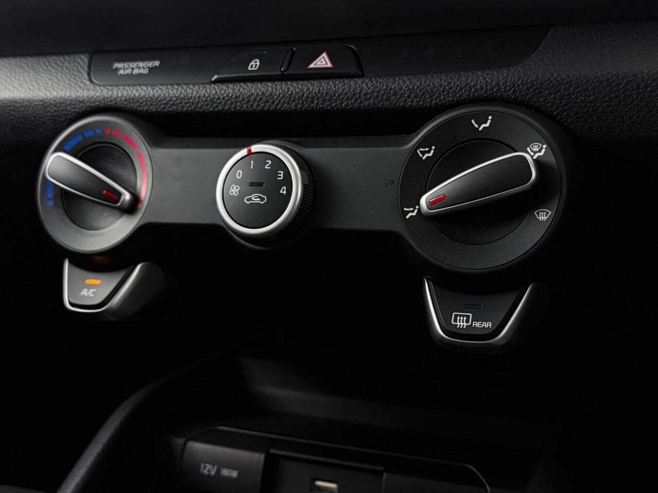 Kia Stonic thumbnail Misc Controls
