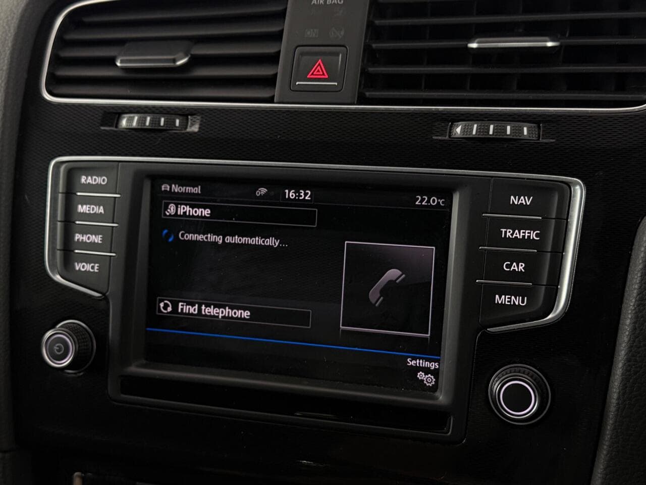 Volkswagen Golf thumbnail Infotainment System