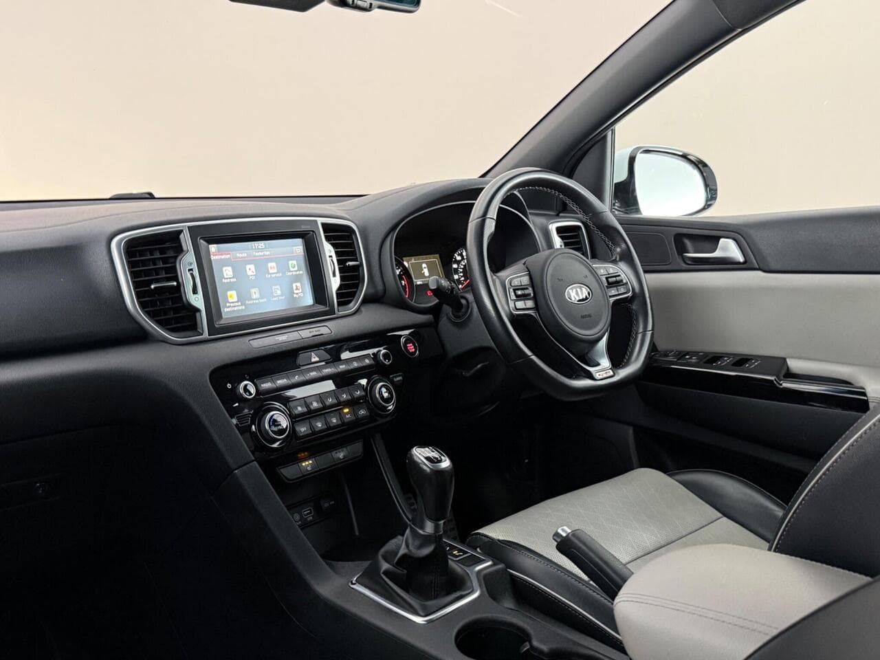Kia Sportage thumbnail Interior Front