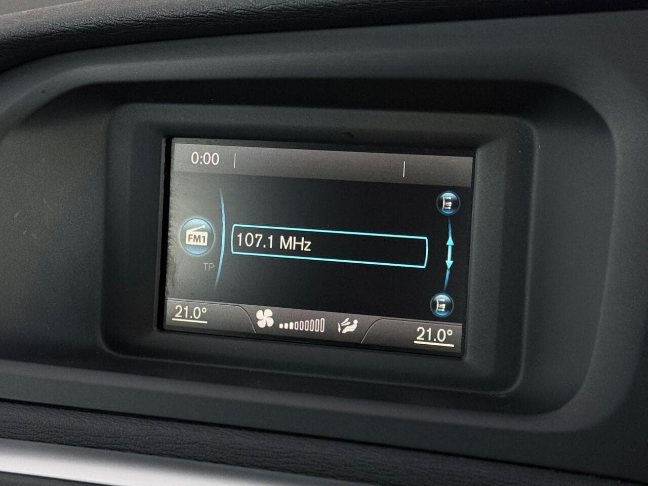 Volvo V40 Cross Country thumbnail Infotainment System