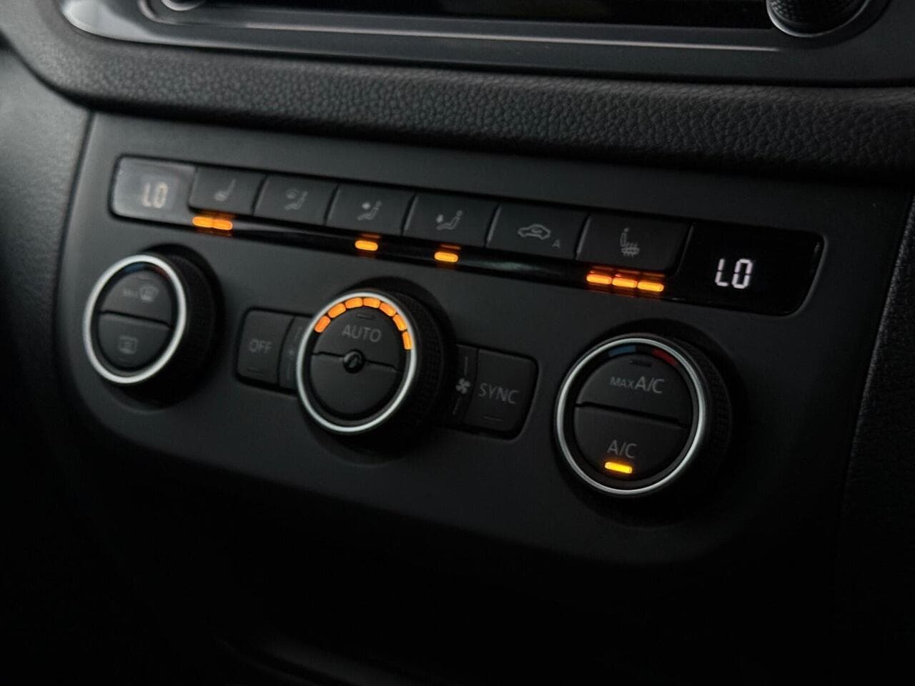 Volkswagen Tiguan thumbnail Interior Front