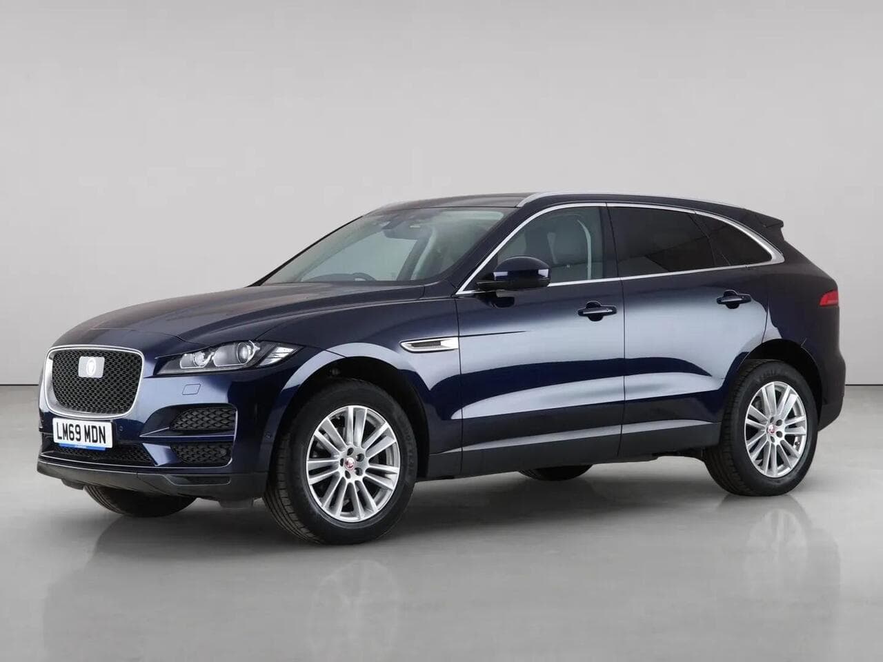 Jaguar F-PACE thumbnail Front Left