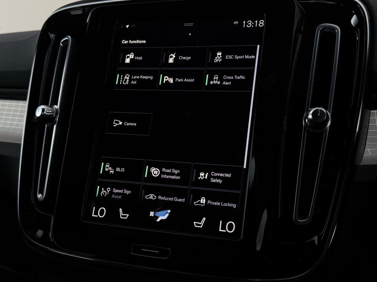 Volvo XC40 thumbnail Infotainment System