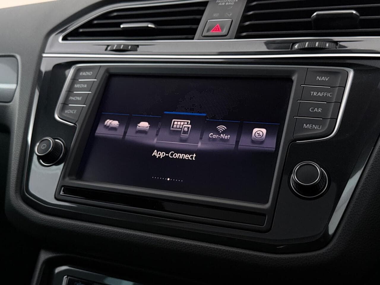 Volkswagen Tiguan thumbnail Infotainment System