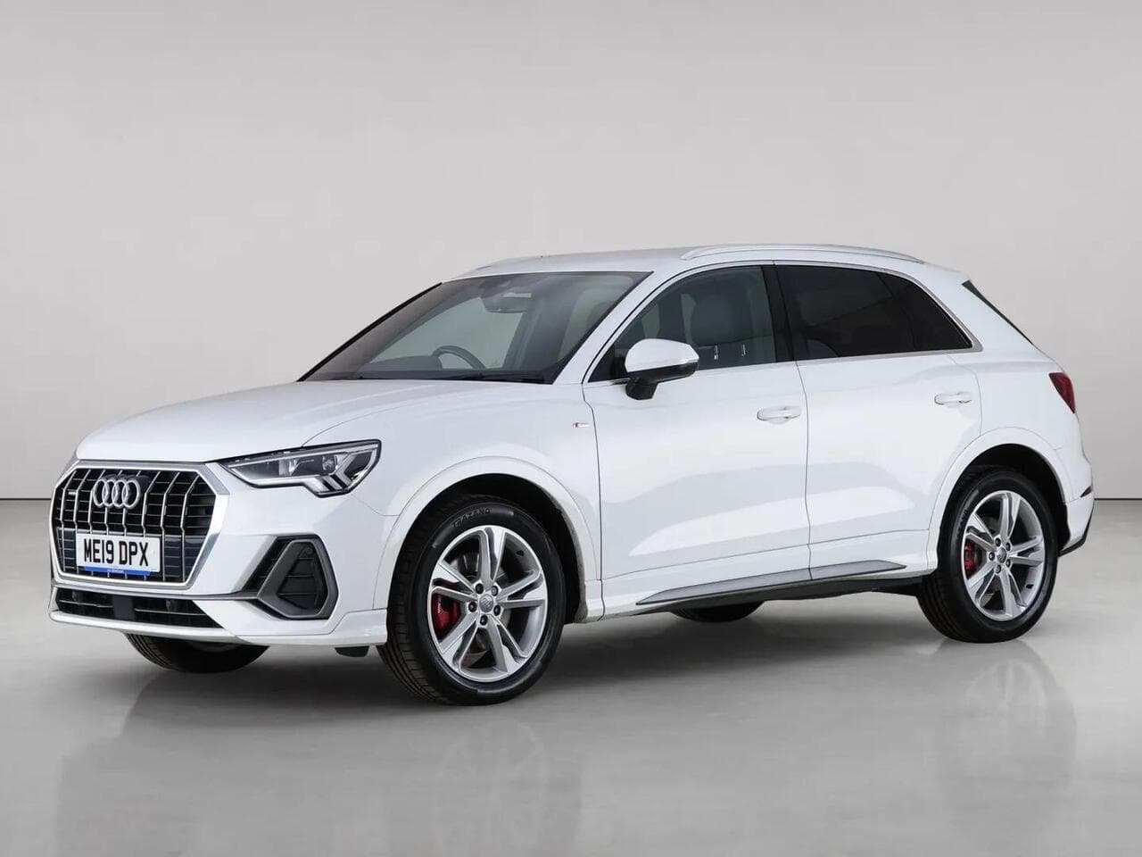 Audi Q3 thumbnail Front Left