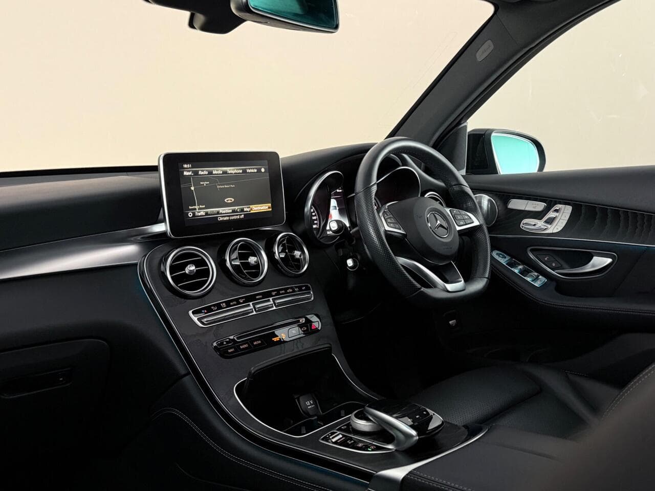 Mercedes-Benz GLC thumbnail Interior Front