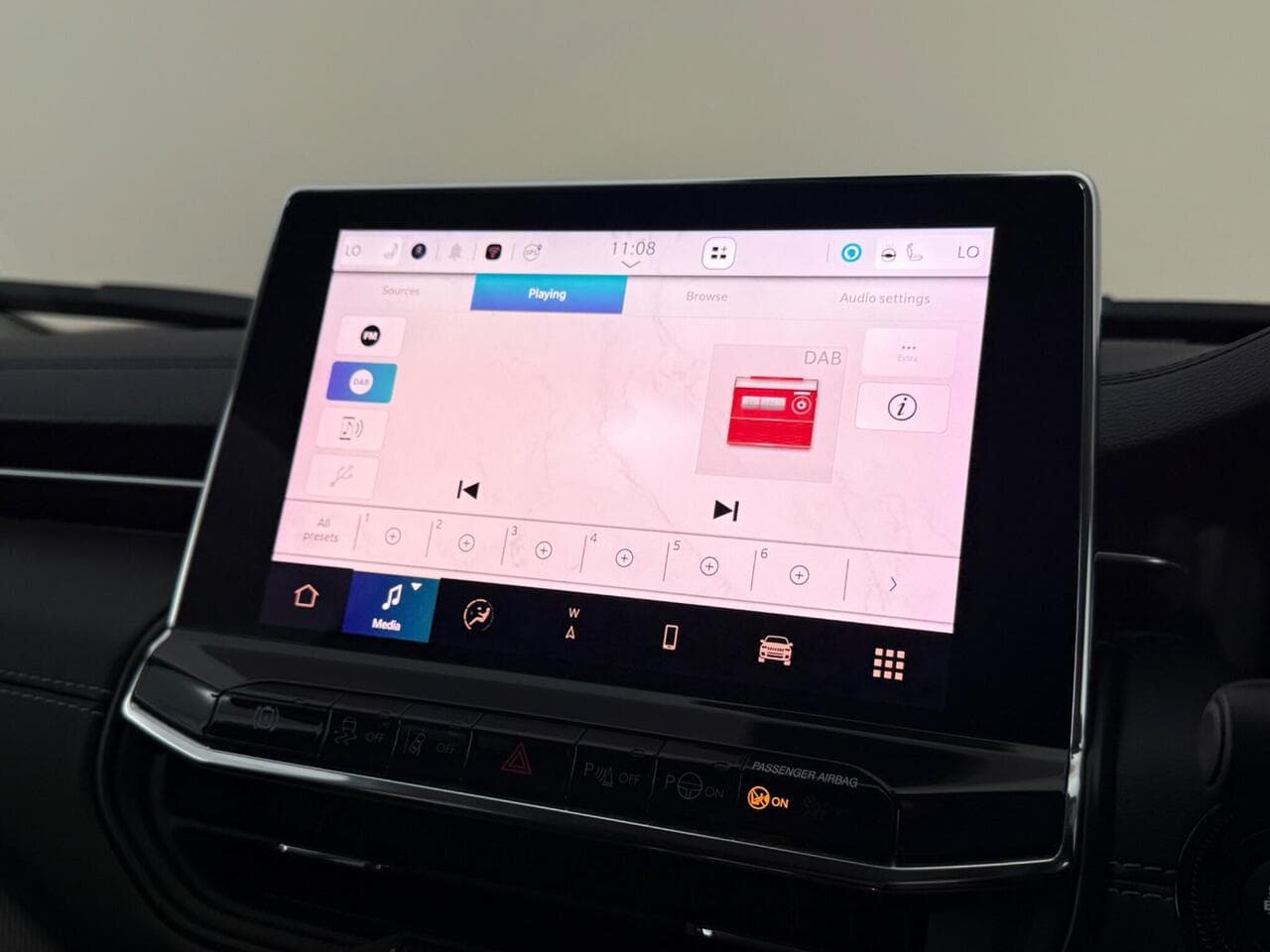 Jeep Compass thumbnail Infotainment System