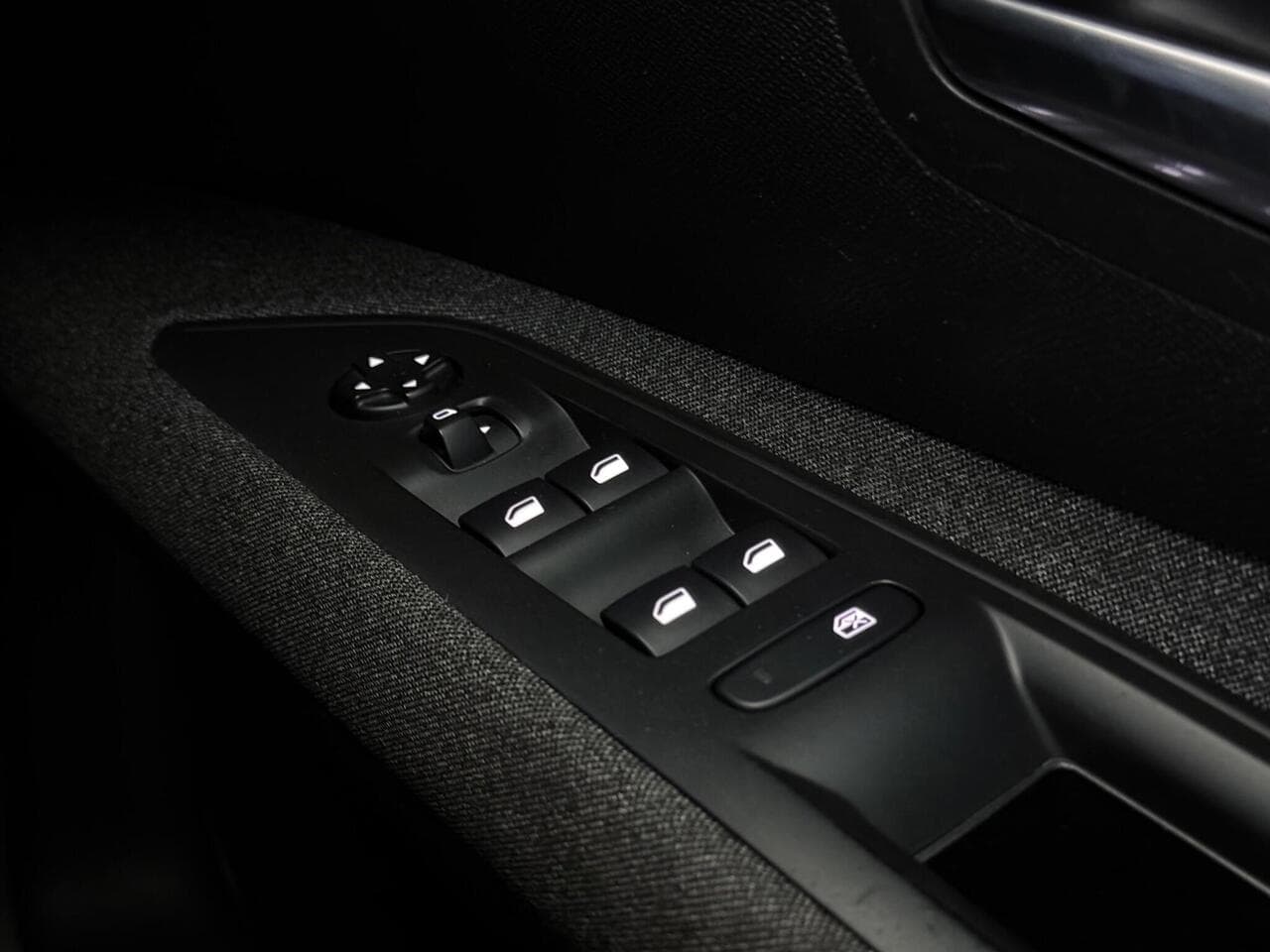Peugeot 5008 thumbnail Misc Controls