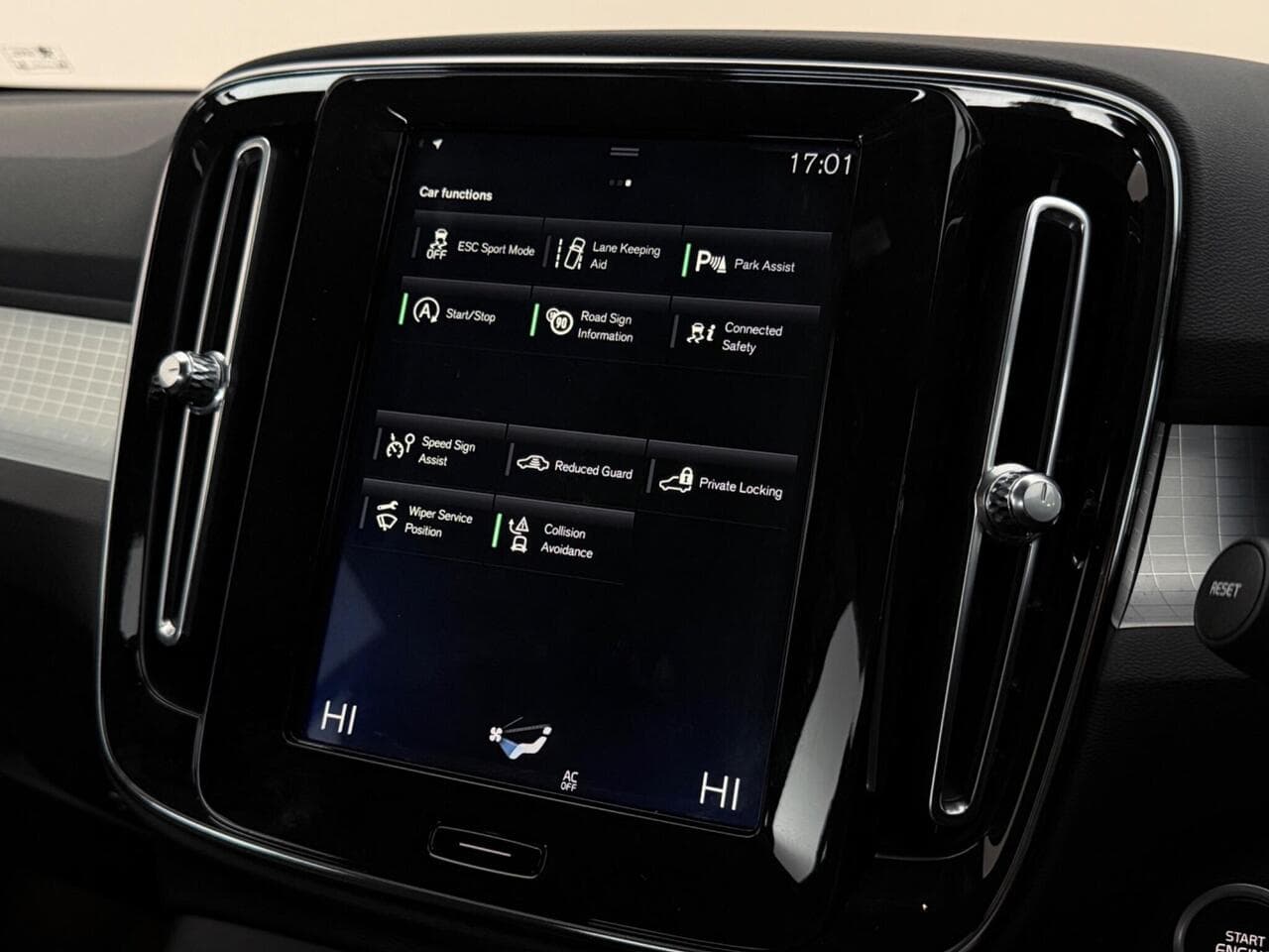 Volvo XC40 thumbnail Infotainment System